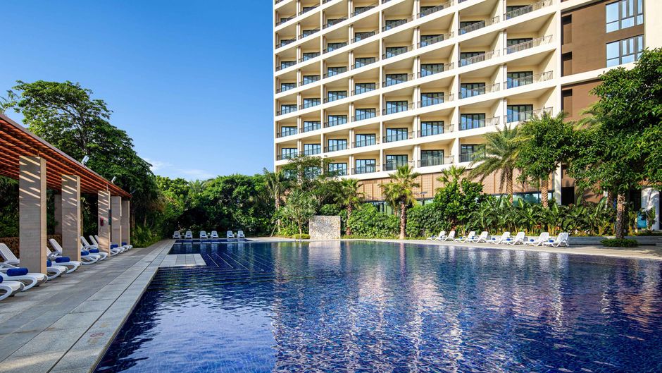 Four Points Sheraton Wuchuan Loong Bay Pool
