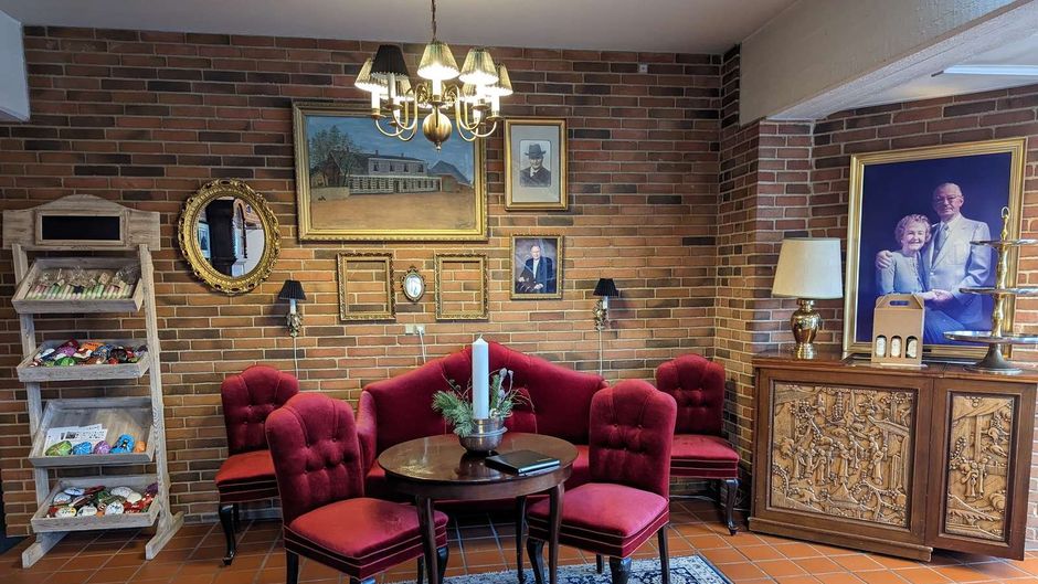 Bechs Hotel Lobby