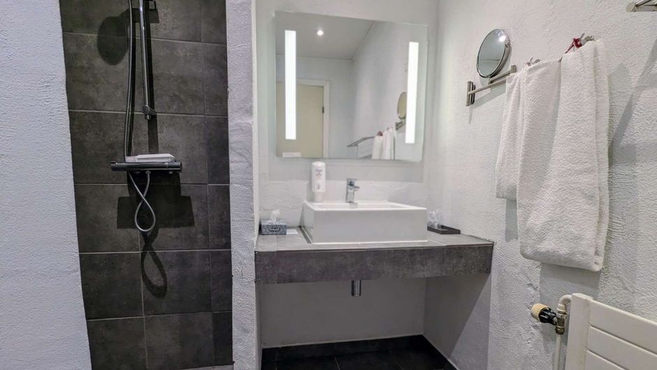 Bechs Hotel Room
