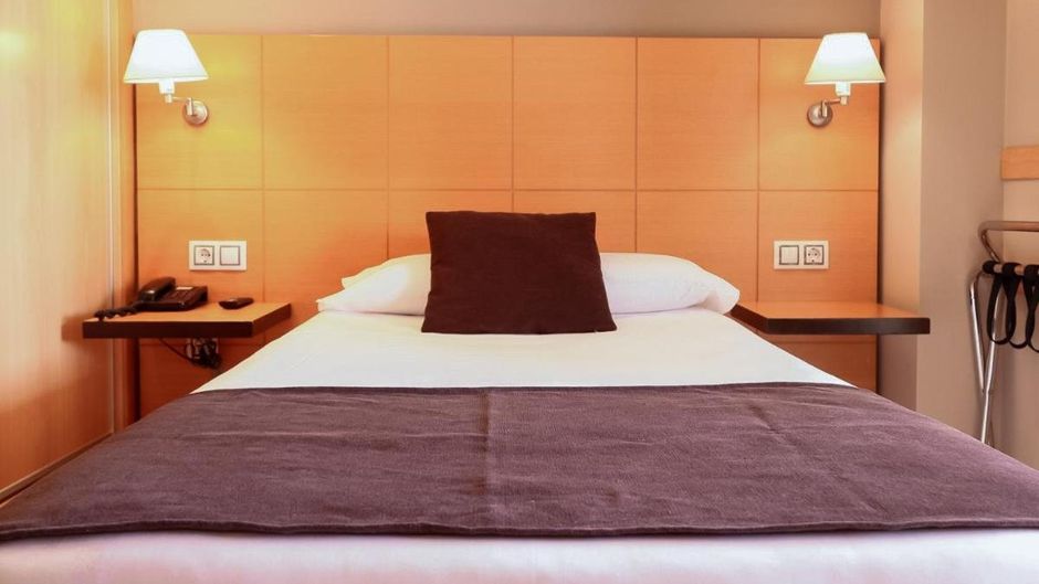 La City Hotel Room