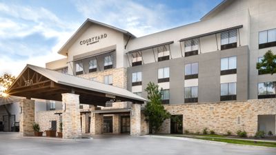 Courtyard New Braunfels River Village