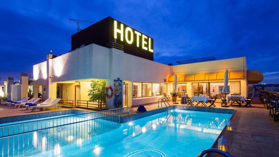 Royal Plaza Hotel Pool