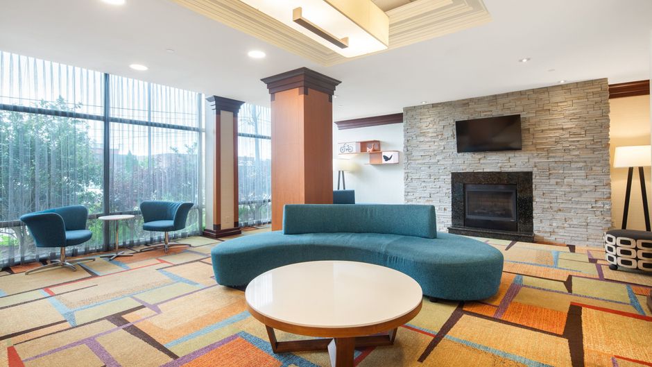 Fairfield Inn & Suites Toronto Airport Lobby