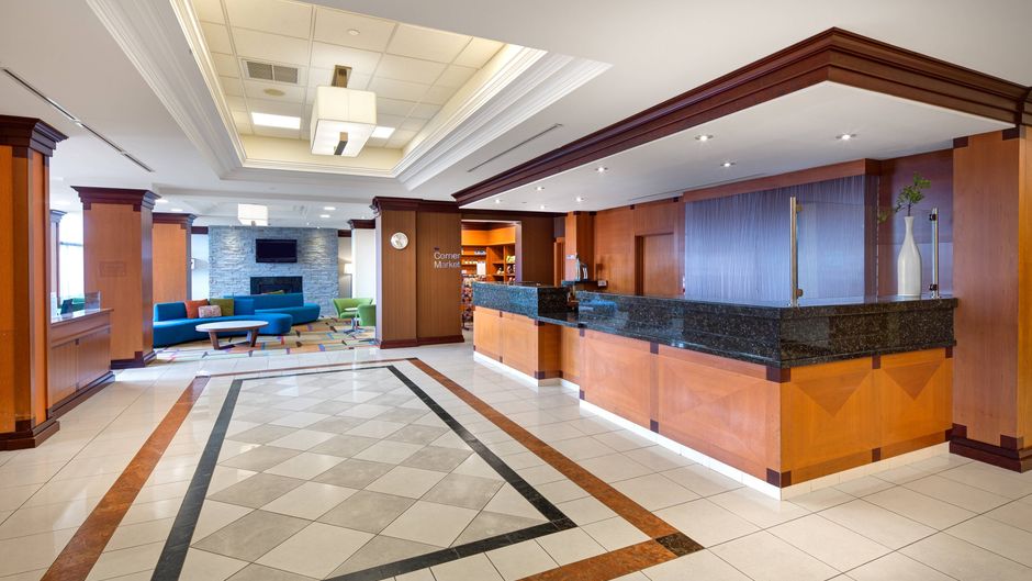 Fairfield Inn & Suites Toronto Airport Lobby