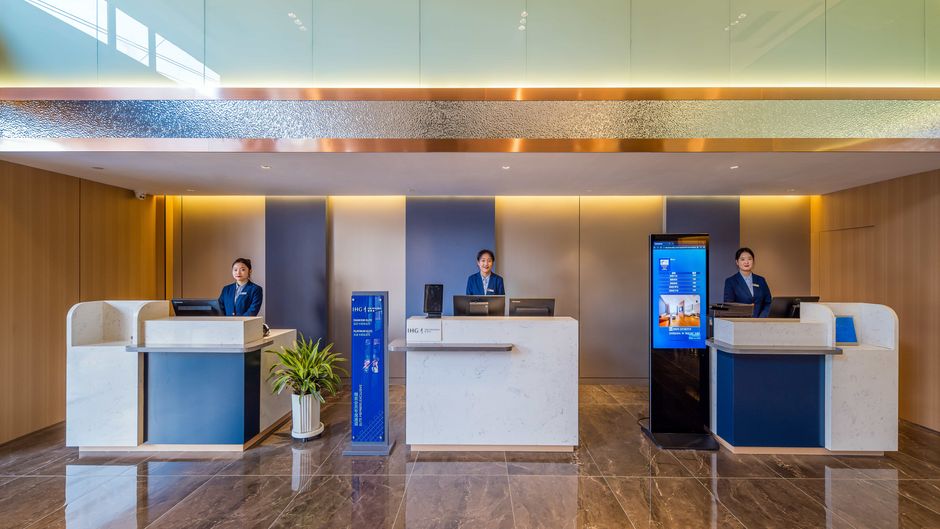 Holiday Inn Express Zhengning Road Exterior
