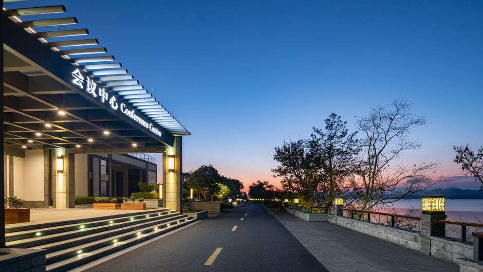 voco Thousand Island Lake Lobby