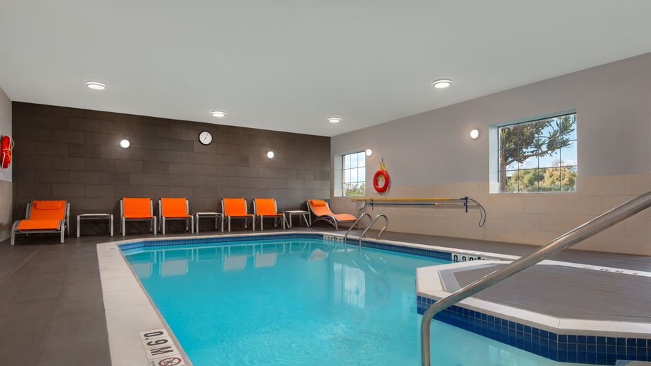 Holiday Inn Express & Suites Barrie Pool