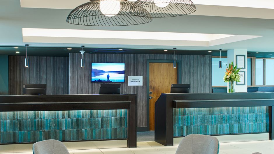 Courtyard London Gatwick Airport Lobby