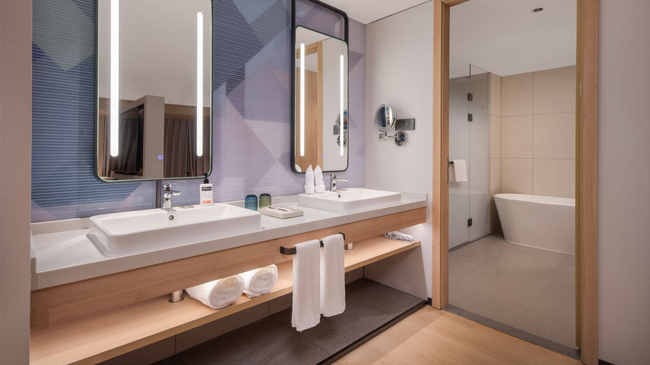 Holiday Inn Exp Oriental Colorful City Room