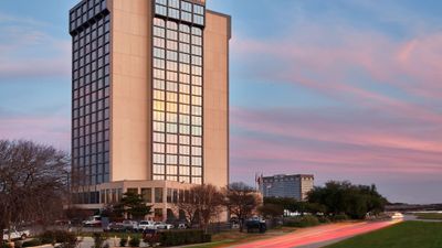 Crowne Plaza Dallas Market Center
