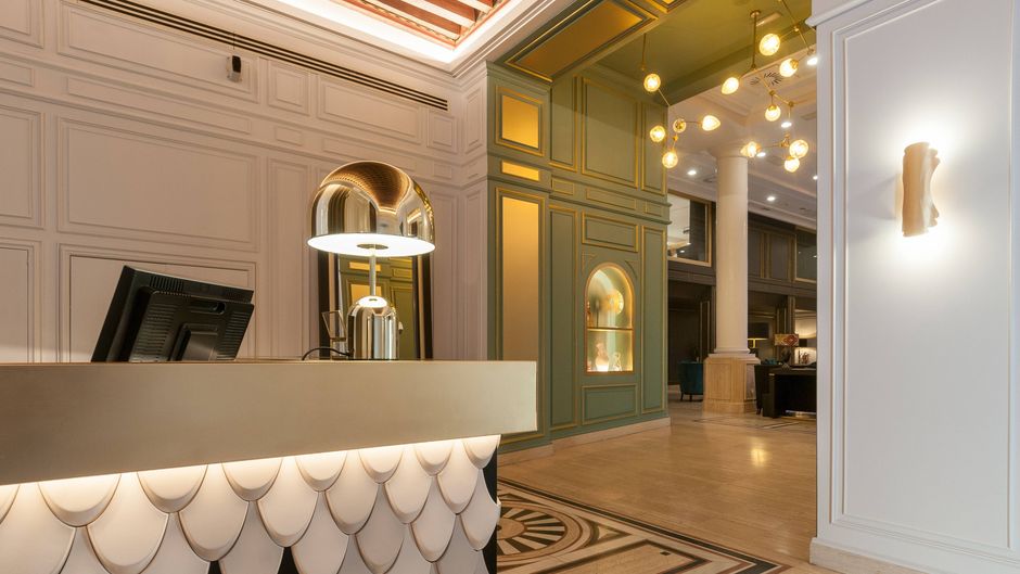 Eugenia de Montijo, Autograph Collection Lobby