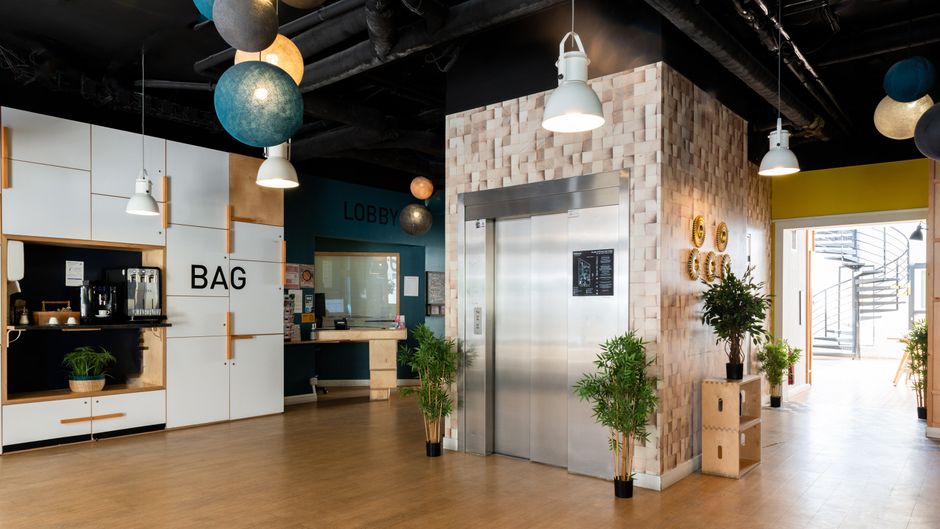 Hotel BootCamp Lobby