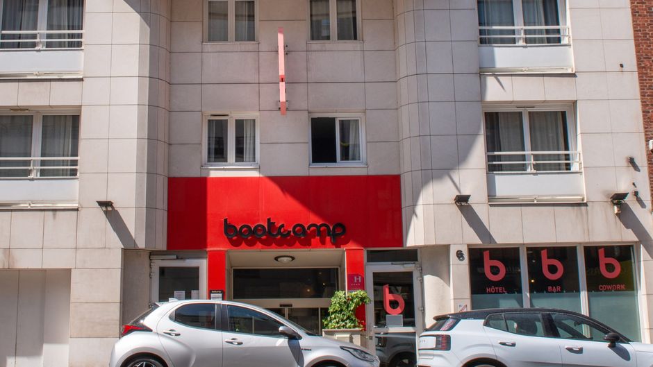 Hotel BootCamp Exterior
