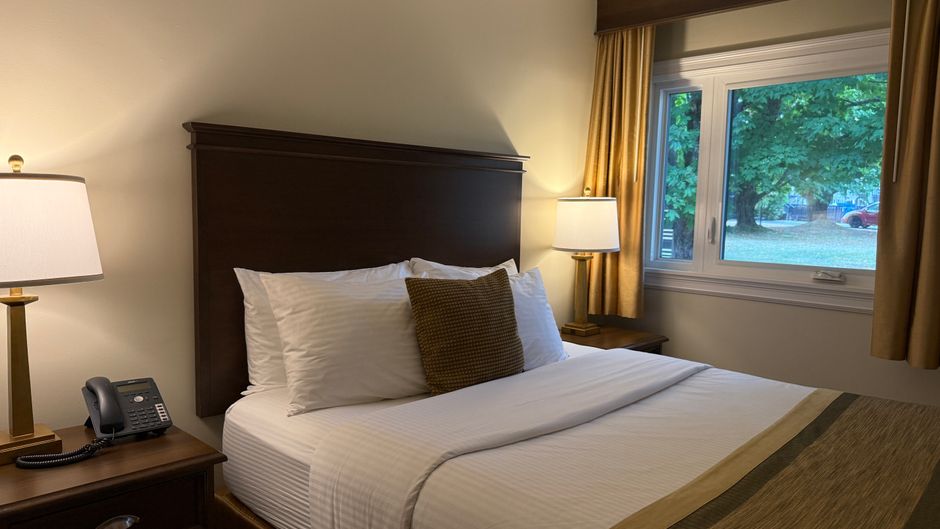 Aurora Inn Room