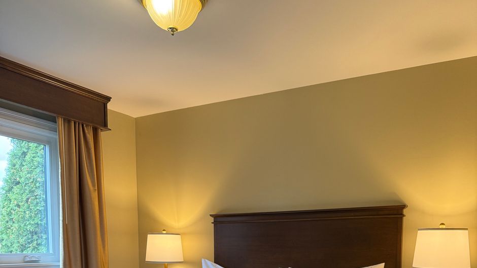 Aurora Inn Room