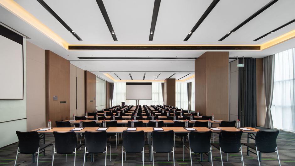 Hampton Yibin University Town Meeting