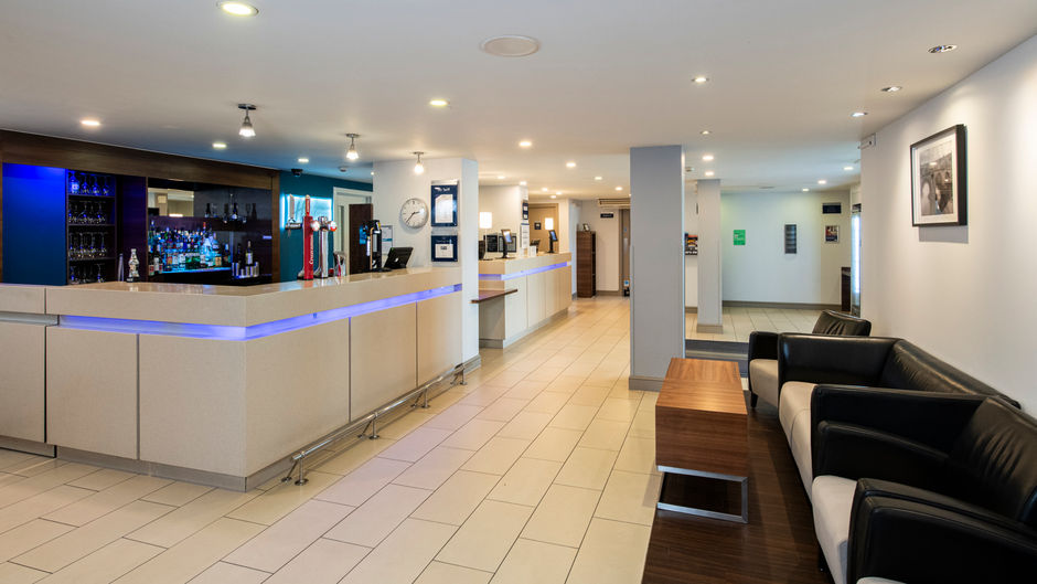 Holiday Inn Express Stirling Exterior