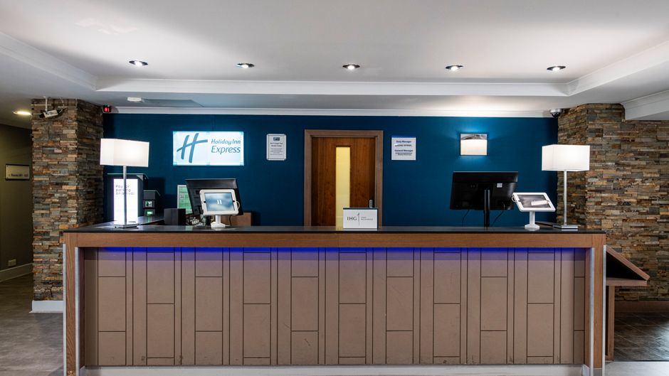 Holiday Inn Express Edinburgh Airport Exterior
