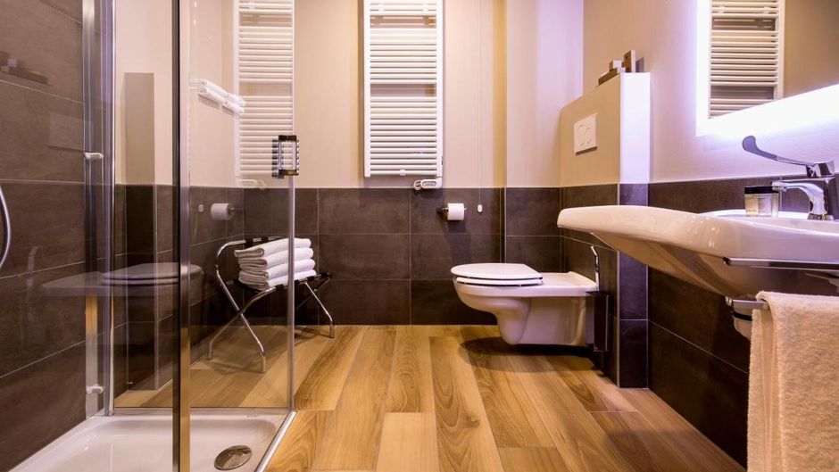 43 Station Hotel Room