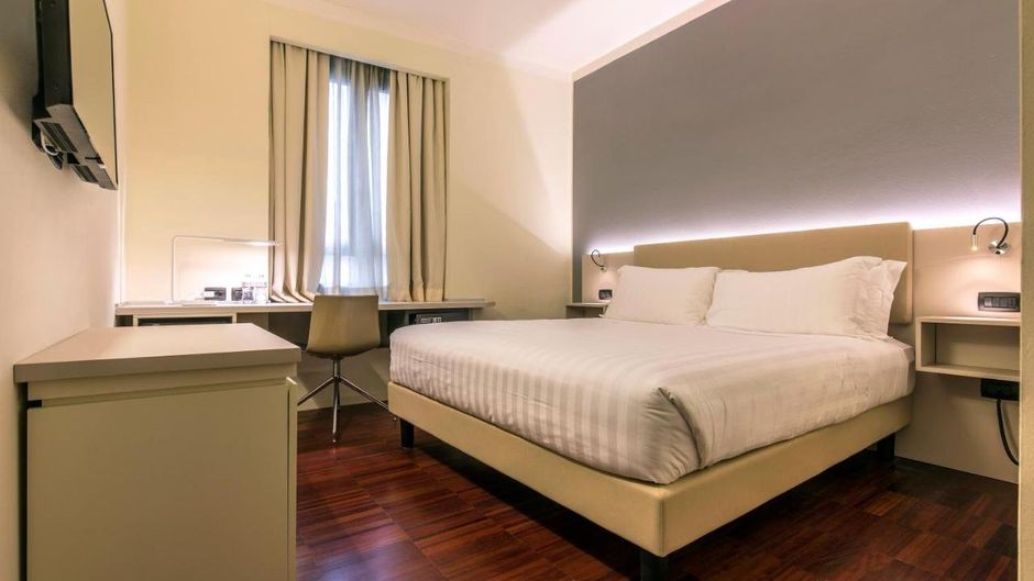 43 Station Hotel Room