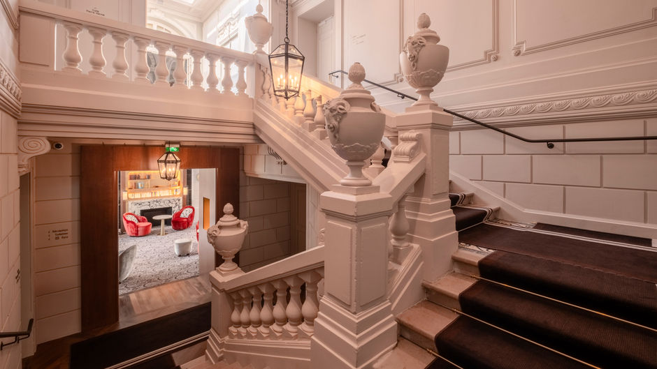 Les Lumieres Versailles Lobby