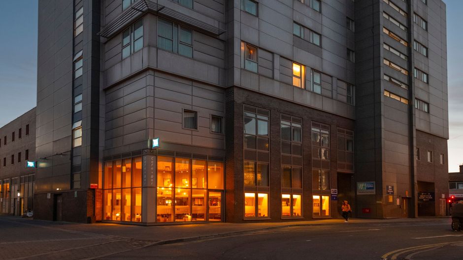 Holiday Inn Express Swindon City Centre Exterior