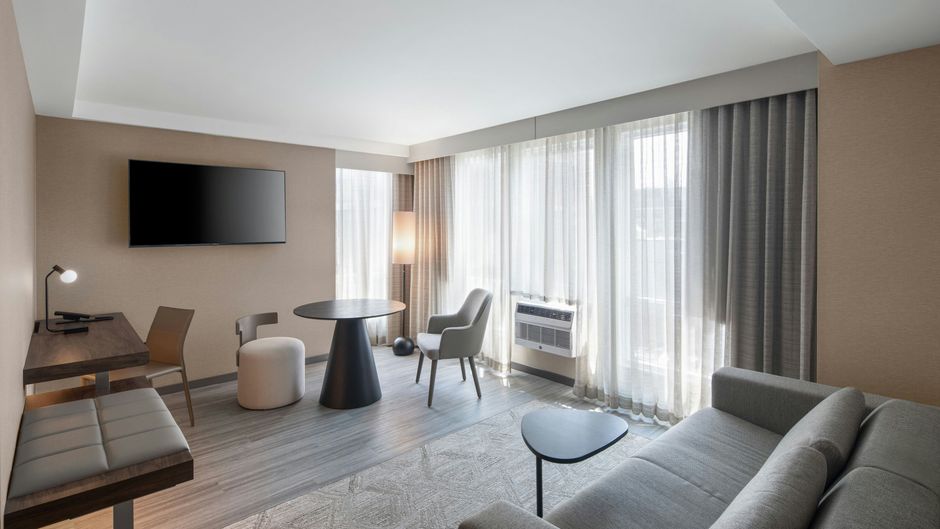 AC Hotel Old Montreal Suite