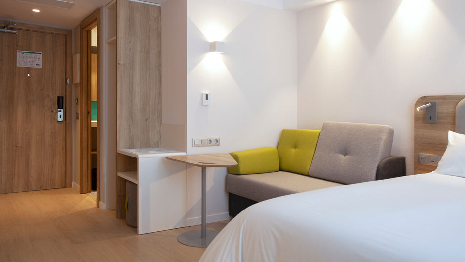 Holiday Inn Exp Suites Sabadell Room