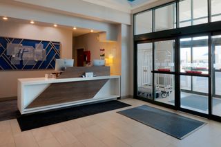 Holiday Inn Express Hotel & Suites