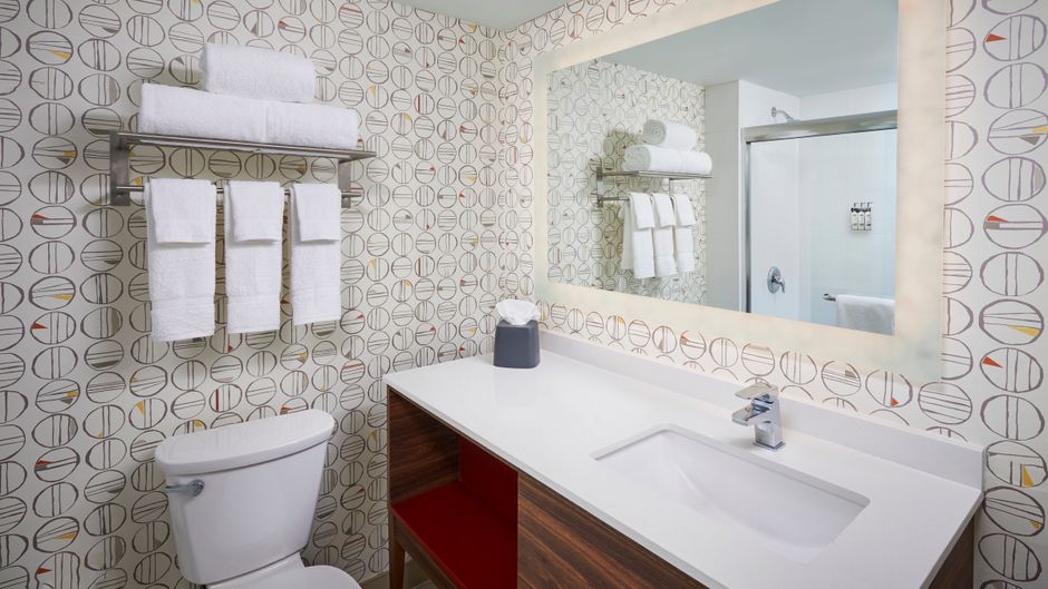 Holiday Inn & Suites Oakville @ Bronte Room
