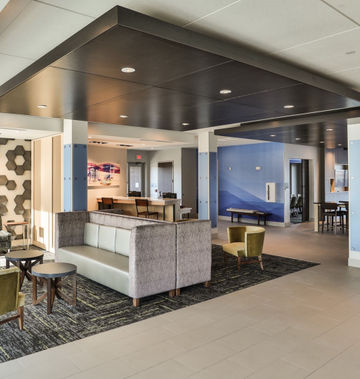 Holiday Inn Express & Suites MetroCenter