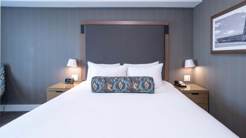 Sandman Signature Ottawa Airport Hotel Room