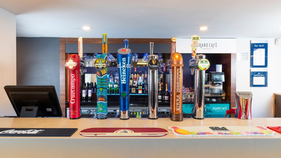 Holiday Inn Express Milton Keynes Hotel Restaurant