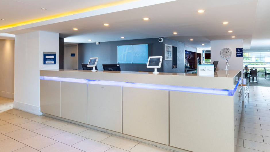Holiday Inn Express Milton Keynes Hotel Exterior