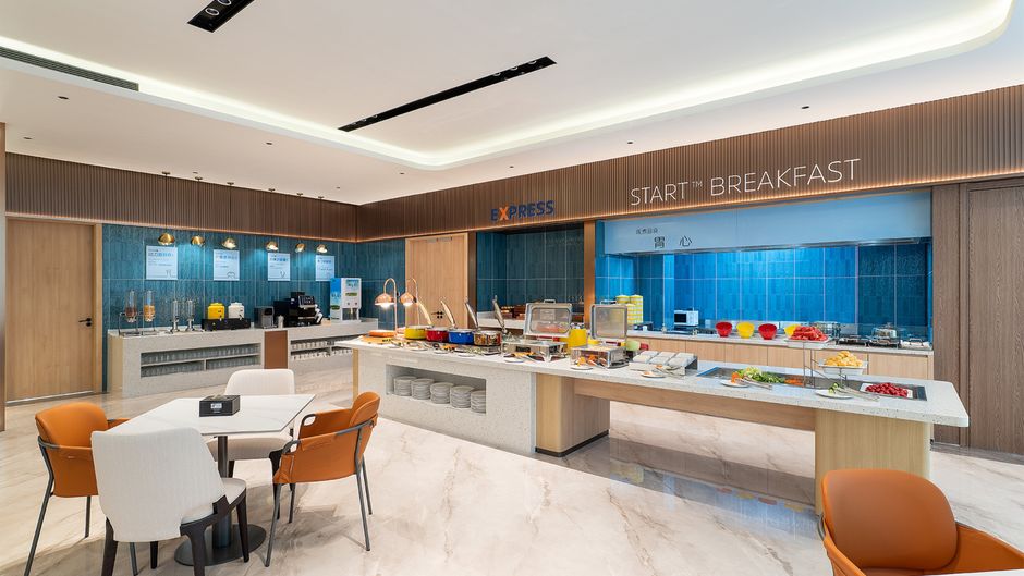 Holiday Inn Exp Sanhe Restaurant