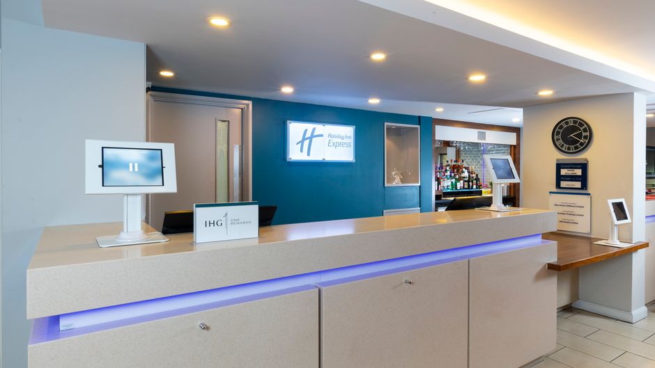 Holiday Inn Express Birmingham Oldbury Exterior