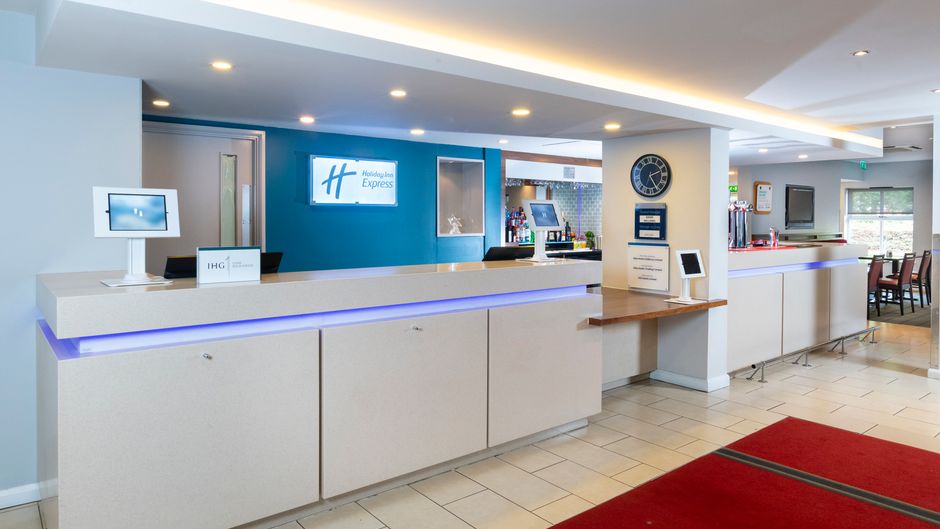 Holiday Inn Express Birmingham Oldbury Exterior