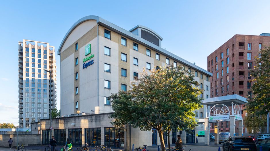 Holiday Inn Express Wandsworth Exterior