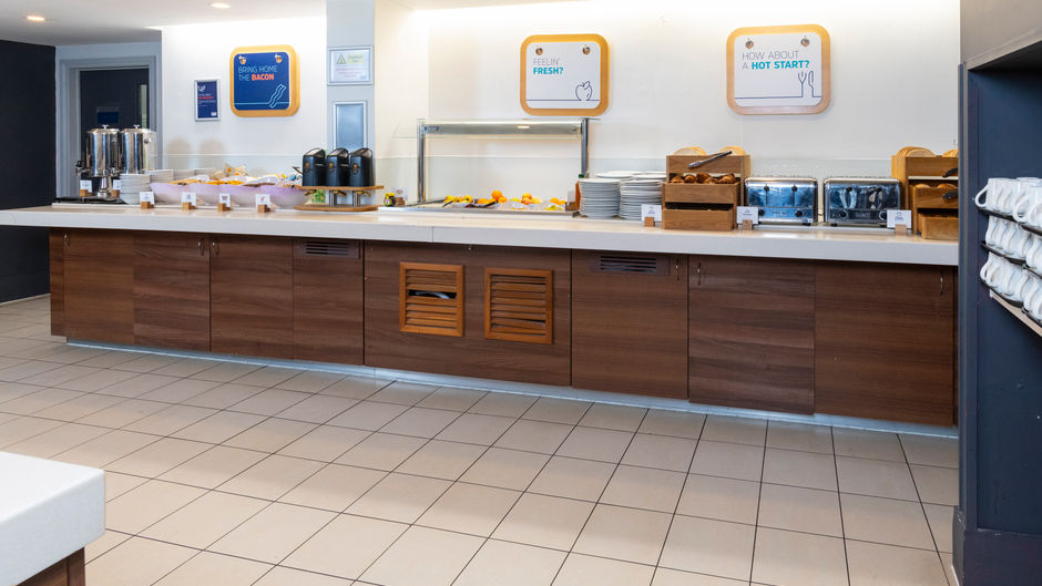 Holiday Inn Express Milton Keynes Hotel Restaurant