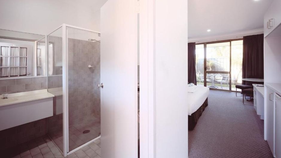 Island Palms Motor Inn Room
