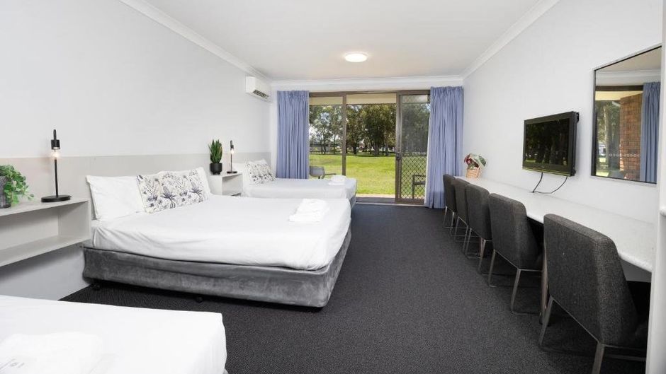 Island Palms Motor Inn Room