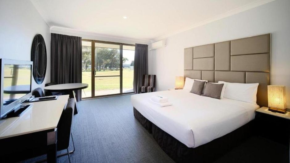 Island Palms Motor Inn Suite