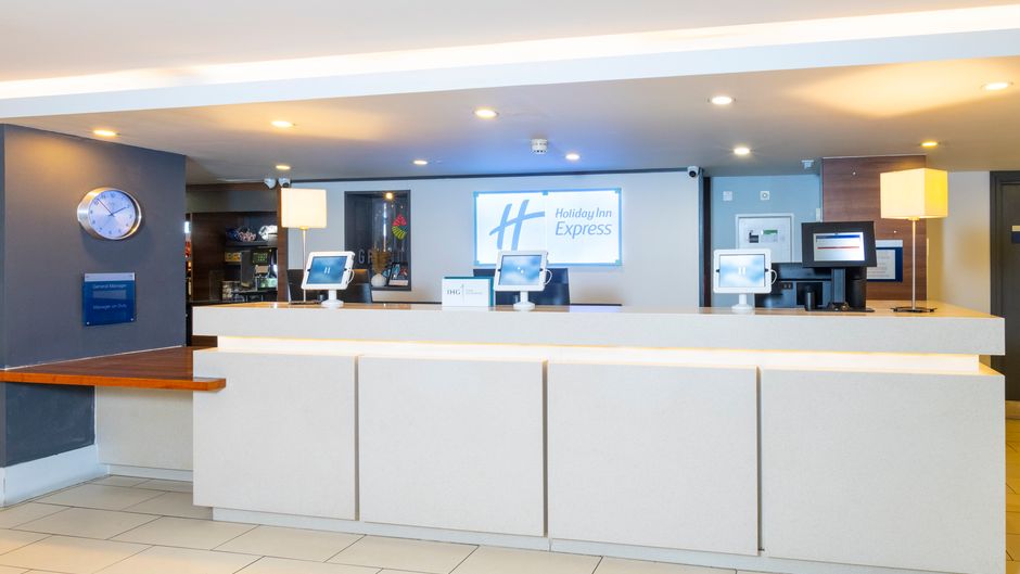 Holiday Inn Express Northampton Exterior