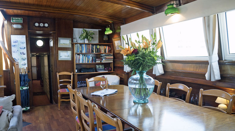 <b>Athos Bar/Lounge</b>