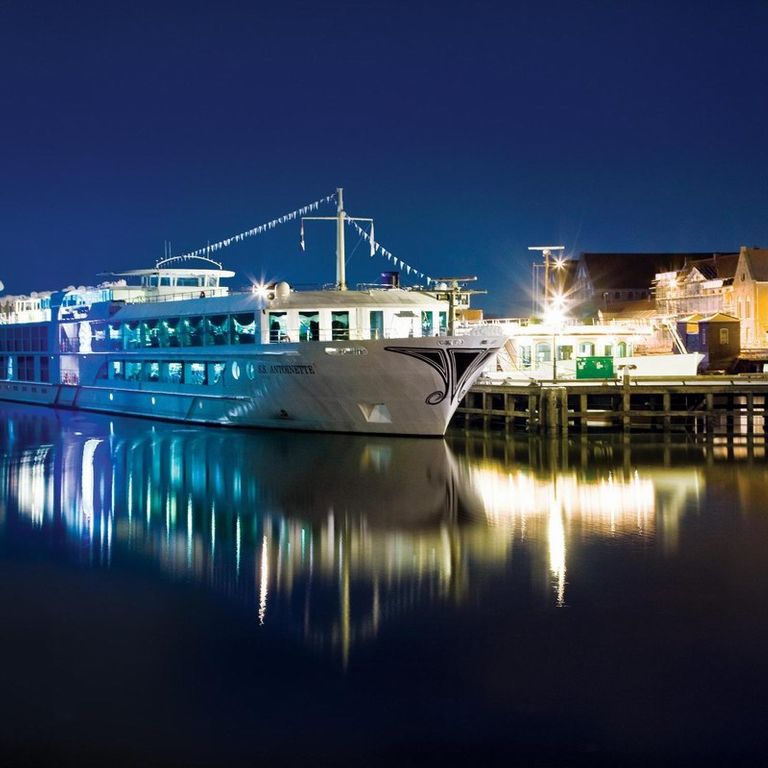 Antoinette Cruise Schedule + Sailings
