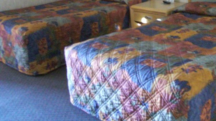 Royal Motor Inn Room
