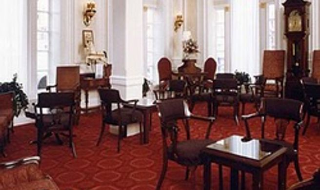 Beresford Arms Hotel & Suites Lobby