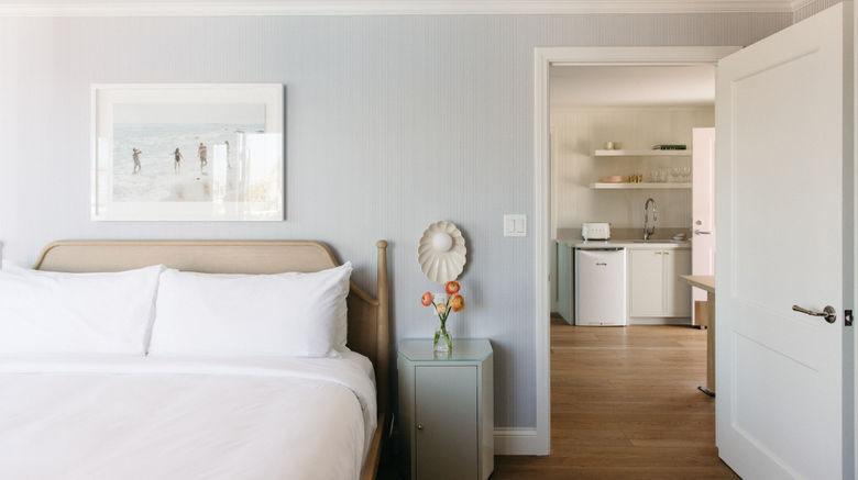 <b>Bay Shores Peninsula Hotel Suite</b> <b>Bay Shores Peninsula Hotel Suite</b>
