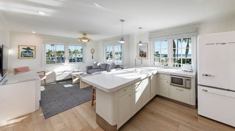 <b>Bay Shores Peninsula Hotel Suite</b> <b>Bay Shores Peninsula Hotel Suite</b>