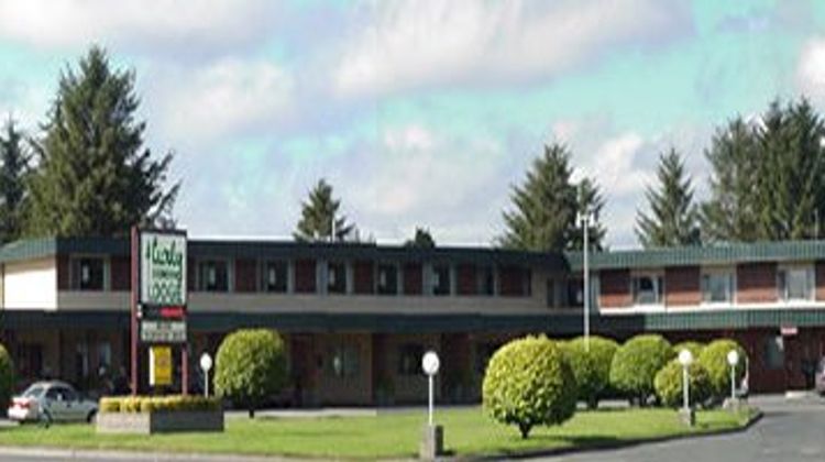 Curly Redwood Lodge Exterior
